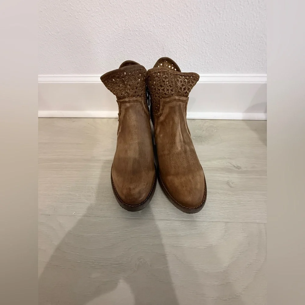 NWOT Circle G by Corral Laser Cut Leather Ankle Boot - Picture 12 of 12